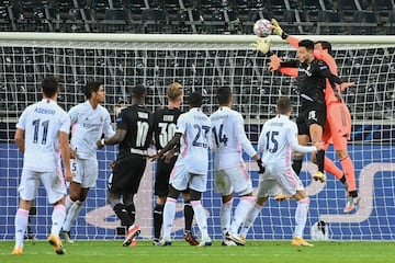 Ramy Bensebaini y Thibaut Courtois.