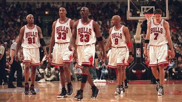 Dennis Rodman, Scottie Pippen, Michael Jordan, Ron Harper y Toni Kukoc durante la temporada 1995-96.