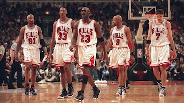 Dennis Rodman, Scottie Pippen, Michael Jordan, Ron Harper y Toni Kukoc durante la temporada 1995-96.