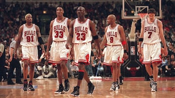 Dennis Rodman, Scottie Pippen, Michael Jordan, Ron Harper y Toni Kukoc durante la temporada 1995-96.