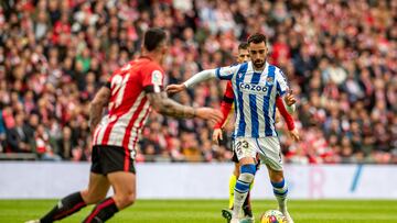 BILBAO, 15/04/2023.- El centrocampista de la Real Sociedad Brais M¨¦ndez (d) golpea el bal¨®n ante el defensa del Athletic Club de Bilbao Ander Capa (i), durante el partido de LaLiga entre Athletic de Bilbao y Real Sociedad, este s¨¢bado en San Mam¨¦s. EFE/ Javier Zorrilla