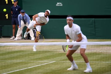 Los colombianos Robert Farah y Juan Sebastián Cabal se coronaron campeones de Wimbledon tras vencer a Mahut y Vasselin por 6-7, 7-6, 7-6, 6-7 y 6-3.