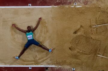 El sudafricano celebra su oro mundial en salto de longitud  en Londres haciendo figuras en la arena