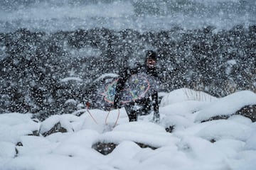 La nieve, la baja temperatura del agua... Nada detiene a estos surfistas que una temporada más disfrutan de la islas noruegas de Lofoten, en pleno Círculo Ártico.   