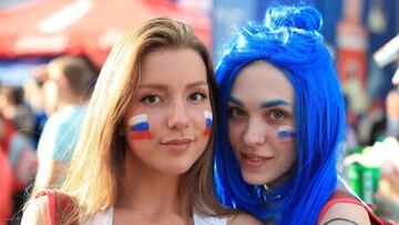 CONTACT WITH YONHAPNEWS AGENCY.. Saint Petersburg (Russian Federation), 13/06/2018.- Two football fans pose for photos during a FIFA fan fest in Saint Petersburg, Russia, 14 June 2018 (issued 15 June 2018). (Mundial de Fútbol, San Petersburgo, Rusi