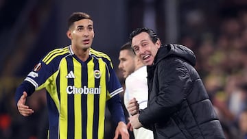 Soccer Football - UEFA Europa League - Fenerbahce v Aston Villa - Sukru Saracoglu Stadium, Istanbul, Turkey - January 22, 2026 Aston Villa manager Unai Emery and Fenerbahce's Mert Muldur react REUTERS/Umit Bektas