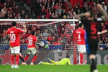 0-1. Error en el pase de Antonio Silva que se queda el delantero brasileño, El dorsal 11 del Barcelona, desde la frontal del área, lanza un tiro raso al palo izquierdo de Anatolli Trubin y anotar el primer tanto.