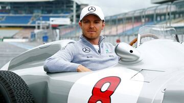 Nico Rosberg posa con el Mercedes W196 R.