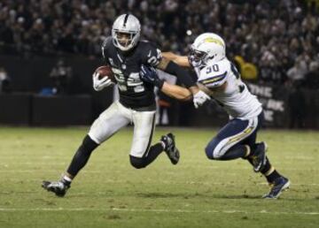 Los Raiders se impusieron a San Diego en un partido muy especial, ya que era el ¨²ltimo que Charles Woodson jugaba en casa. Al veterano cornerback hasta le dieron el bal¨®n en ataque en una jugada de enga?o. Tambi¨¦n pudo haber sido el ¨²ltimo partido en Oakland de la franquicia, ya que es, junto a (precisamente) los Chargers y St. Louis Rams, una de las tres candidatas para moverse a Los Angeles.