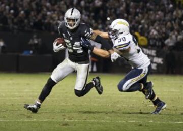 Los Raiders se impusieron a San Diego en un partido muy especial, ya que era el último que Charles Woodson jugaba en casa. Al veterano cornerback hasta le dieron el balón en ataque en una jugada de engaño. También pudo haber sido el último partido en Oakland de la franquicia, ya que es, junto a (precisamente) los Chargers y St. Louis Rams, una de las tres candidatas para moverse a Los Angeles.