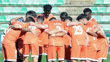 EL V¨¦lez ha tenido que competir con muchos juveniles en Segunda RFEF;