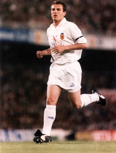 En el Valencia CF, vivió dos etapas: antes y después de su paso por el Barça. Debutó en Primera División con los ché en 1981 y regresó en 1990, donde jugó hasta 1995. En total, disputó más de 200 partidos oficiales con el club y fue protagonista de momentos memorables, como la remontada ante el Real Madrid en Mestalla en la temporada 1991/92, donde anotó un gol decisivo.