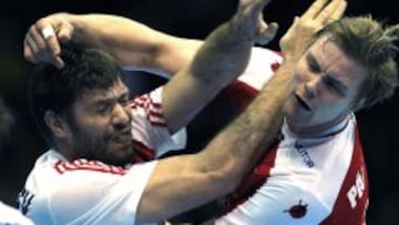 El central de la selección de Islandia Aron Palmarsson lanza ante el lateral ruso Alexey Rastvortsev durante el partido correspondiente a la primera fase, grupo B, del Mundial de balonmano España 2013 que disputan ante Rusia en el Pabellón de San Pablo, en Sevilla.