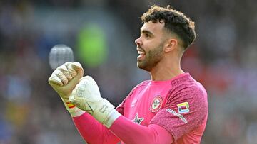 David Raya, jugador del Brentford, celebra una victoria.