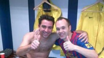 Xavi e Iniesta celebran la victoria en el vestuario