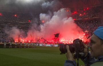 La afición del Marsella encendió el campo con bengalas
