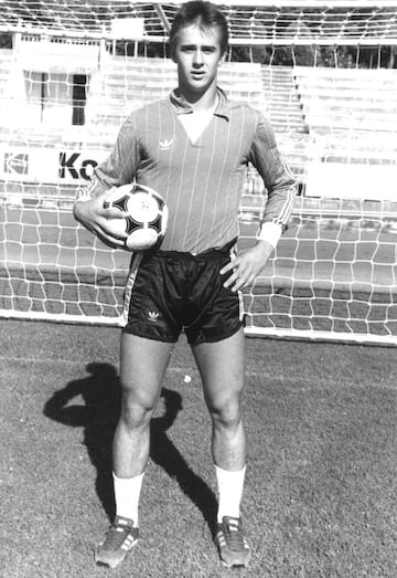 Lopetegui fue formado como portero en las categorías inferiores de la Real Sociedad. Jugó en el San Sebastián C.F. (filial de la Real) desde 1983 hasta 1985. No pudo llegar a la portería del equipo guipuzcoano por la calidad de la portería vasca en esos m