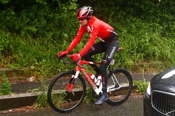 Tom Dumoulin abandonó la carrera. El dolor en la rodilla lesionada en la montonera del día anterior le impidió continuar.