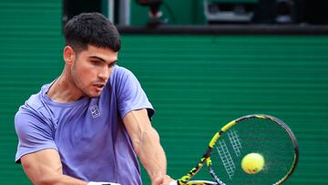 Spain's Carlos Alcaraz plays a backhand return to Argentina's Francisco Cerundolo during the Monte Carlo ATP Masters Series Tournament round of 32 tennis match on the Ranier III court at the Monte Carlo Country Club in Roquebrune-Cap-Martin on April 9, 2025. (Photo by Valery HACHE / AFP)