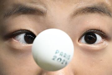 La coreana Shin Yubin mira la pelota con un alt¨ªsimo grado de concentraci¨®n mientras se prepara para servirle
a la japonesa Miu Hirano durante los cuartos de final individuales de tenis de mesa femenino en los Juegos de
Par¨ªs 2024. Un deporte que exige un nivel m¨¢ximo de atenci¨®n y agilidad, tanto f¨ªsica como mental.