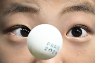 La coreana Shin Yubin mira la pelota con un altísimo grado de concentración mientras se prepara para servirle
a la japonesa Miu Hirano durante los cuartos de final individuales de tenis de mesa femenino en los Juegos de
París 2024. Un deporte que exige un nivel máximo de atención y agilidad, tanto física como mental.