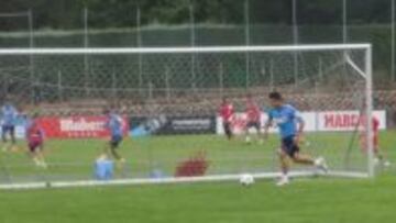 CON BALÓN. Correa ayer haciendo ejercicios con balón en el Cerro.