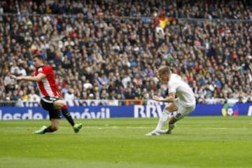 Cristiano Ronaldo le deja el balón al jugador alemán que se revuelve en el área y bate a Gorka Iraizoz.