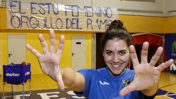 Irene San Román posa para As junto a un cartel en apoyo a las jugadores del Movistar Estudiantes.
