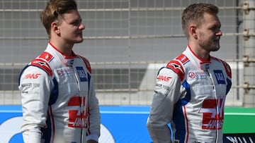 Mick Schumacher junto a Keving Magnussen en la presentaci&oacute;n de la temporada en Bahr&eacute;in.