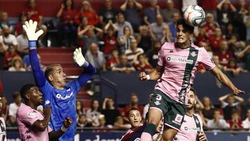 Joel, junto a varios compañeros en El Sadar.