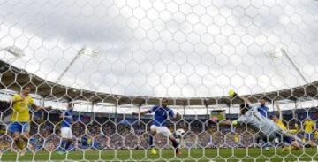 El jugador sueco falló un gol clarísimo a puerta vacía con el marcador en empate a cero, aunque el árbitro invalidó la jugada después por fuera de juego.