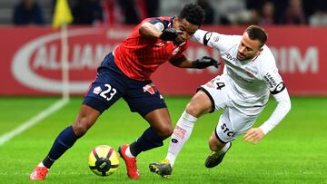 Thiago Mendes pelea un balón con Jordan Marie (Dijon) durante un Lille-Dijon de la Ligue 1.