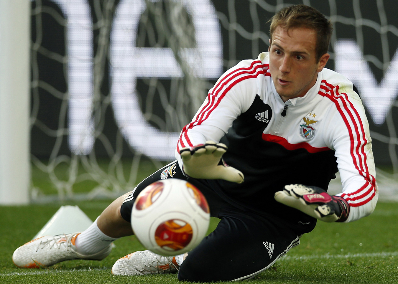 Jan Oblak (fotografía con el Benfica) lleva una década siendo el guardián de la portería del Atlético de Madrid. Fichado en 2014 procedente del Benfica, al esloveno le costó hacerse con la portería del conjunto portugués. Antes de ser titular con ‘Las Águilas’, Oblak tuvo que encadenar cuatro cesiones consecutivas a equipos de baja tabla en Portugal. Beira Mar, Olhanense, Uniao de Liria y Rio Ave figuran en el currículum de uno de los mejores porteros de la década. 