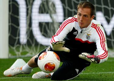 Jan Oblak (fotografía con el Benfica) lleva una década siendo el guardián de la portería del Atlético de Madrid. Fichado en 2014 procedente del Benfica, al esloveno le costó hacerse con la portería del conjunto portugués. Antes de ser titular con ‘Las Águilas’, Oblak tuvo que encadenar cuatro cesiones consecutivas a equipos de baja tabla en Portugal. Beira Mar, Olhanense, Uniao de Liria y Rio Ave figuran en el currículum de uno de los mejores porteros de la década. 