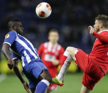 Silvestre Varela y Alberto Moreno durante el partido de Europa League de cuartos de final entre el Oporto y el Sevilla.