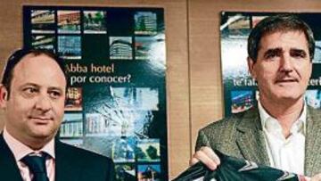 <b>PUESTA DE LARGO. </b>Paco Herrera sujeta la camiseta del Castellón junto al presidente, José Laparra.