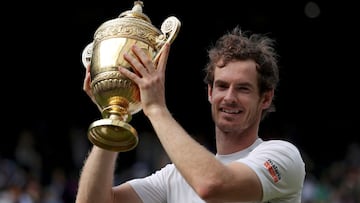 Andy Murray posa con el trofeo de campe&oacute;n de Wimbledon 2016 tras derrotar en la final a Milos Raonic.