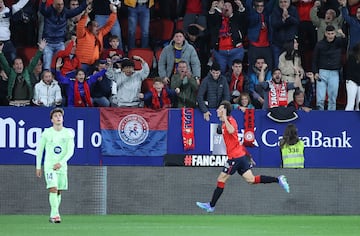 1-0. Ante Budimir celebra el primer tanto que marca en el minuto 17 de partido.