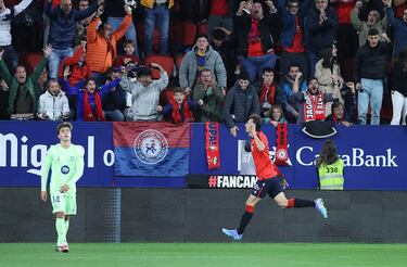 1-0. Ante Budimir celebra el primer tanto que marca en el minuto 17 de partido.