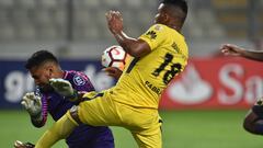 Dos palos de Cardona y Tévez dejan sin victoria a Boca en Lima