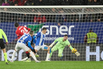 El portero del equipo vitoriano sigue a un nivel altísimo. Ante Osasuna, a pesar de encajar dos goles, vovi´`o a ser uno de los destacados del equipo