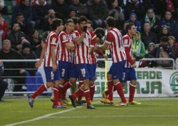 Los jugadores celebran el 0-2.