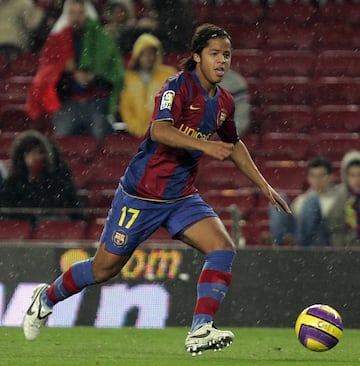 Jug en las categoras inferiores del Barcelona hasta que en la temporada 07/08 pas a formar parte de la primera plantilla. El 2 de septiembre del 2007, debut oficialmente en la Primera Divisin ante el Athletic Club y el 4 de junio de 2008 se hizo oficial su traspaso al Tottenham Hotspur.