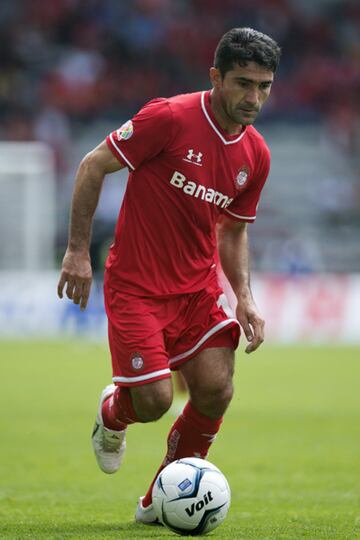 Debutó en la Liga MX con Monterrey y unos meses después llegó a Toluca. Ahí disputó 517 partidos y ganó cinco títulos de liga.