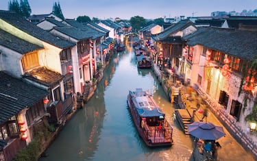 Suzhou, apodada la "Venecia de Oriente", es famosa por su red de canales de 2,500 años de antigüedad que se entrelazan con sus calles históricas y jardines clásicos. La ciudad está dividida por el Gran Canal, la vía fluvial artificial más larga del mundo y Patrimonio de la Humanidad por la UNESCO. Es el canal más icónico para el turismo es el 'Shantang Street', un camino de 3.5 km conecta el centro con la Colina del Tigre y está flanqueado por casas tradicionales de paredes blancas y techos negros.