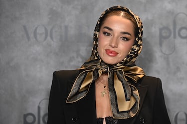 Con pañuelo en la cabeza anudado por el cuello. Lola Índigo asistió con este outfit a la Noche de la Moda de Vogue en el Hotel Rosewood Villa Magna el 12 de septiembre de 2024 en Madrid.
