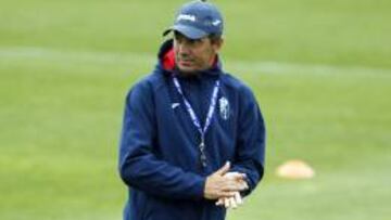 José González en el entrenamiento del Granada