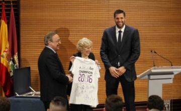 La plantilla del Real Madrid fue recibida en la Alcald¨ªa de Madrid por Manuela Carmena.