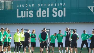 Cousillas y los jugadores, este martes en la Ciudad Deportiva del Betis.