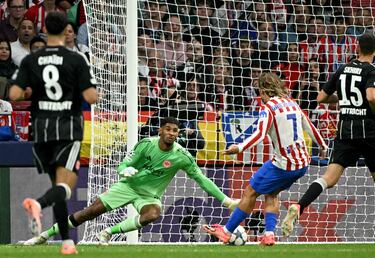 Antoine Griezmann anotó el 3-0 y el gol 200 con el Atlético. El Metroplitano puesto en pie para homenajear a su ídolo, que mostró una camiseta con el dorsal 200. Una noche que, de momento, es un sueño en el estadio rojiblanco.